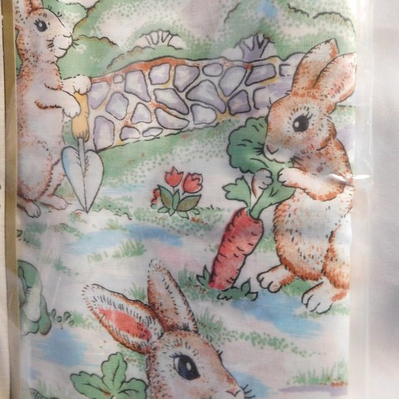 VINTAGE AVON FASHIONS PETUNIA'S GARDEN TABLECLOTH AND NAPKINS - Picture 3 of 9